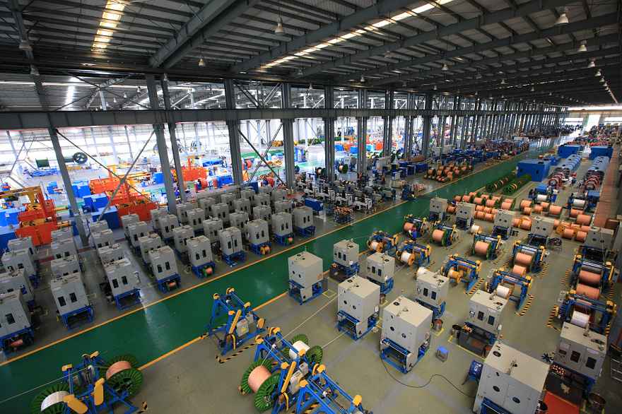 尊龙凯时股份超高压特种电缆智能制造水平车间一角。.png